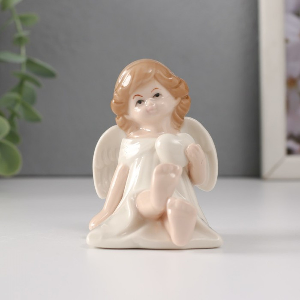 Фигурка «Девочка-ангел в белом платье с сердцем сидит»