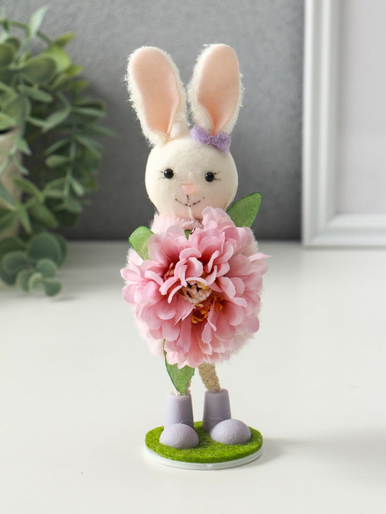 Фигурка пасхальная «Зайка в платьице с бутоном пиона в лапках»