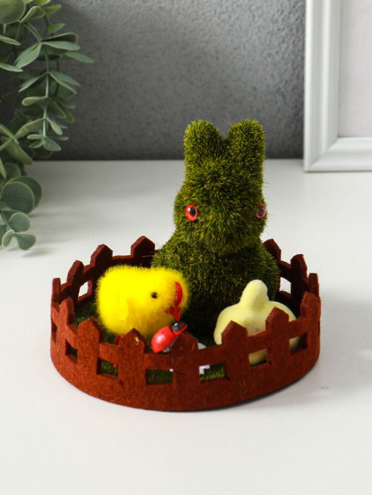 Фигурка пасхальная «Зайчик с цыплятами на лужайке с забором»