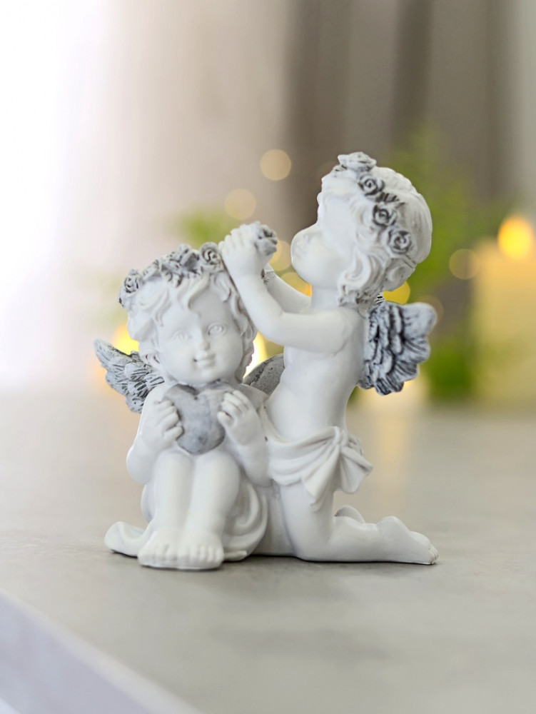 Фигурка «Ангелочки вплетают венок в волосы с сердцем»