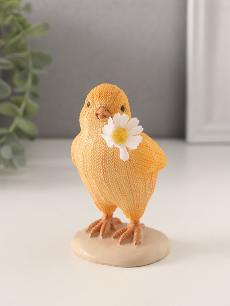 Фигурка «Вязаный цыплёнок с ромашкой в клюве»