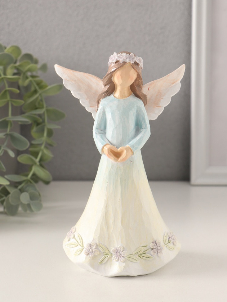 Фигурка «Девушка-ангел в нежно-голубом платье, руки-сердце»