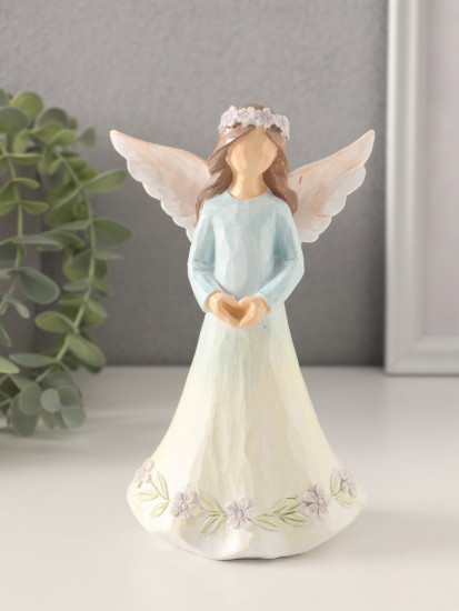 Фигурка «Девушка-ангел в нежно-голубом платье, руки-сердце»