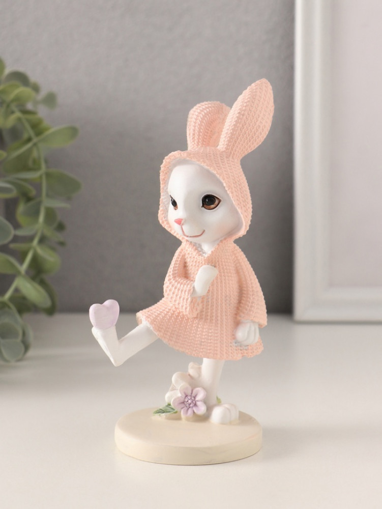 «Зайка в вязаном розовом платьице, сердечко на лапе»