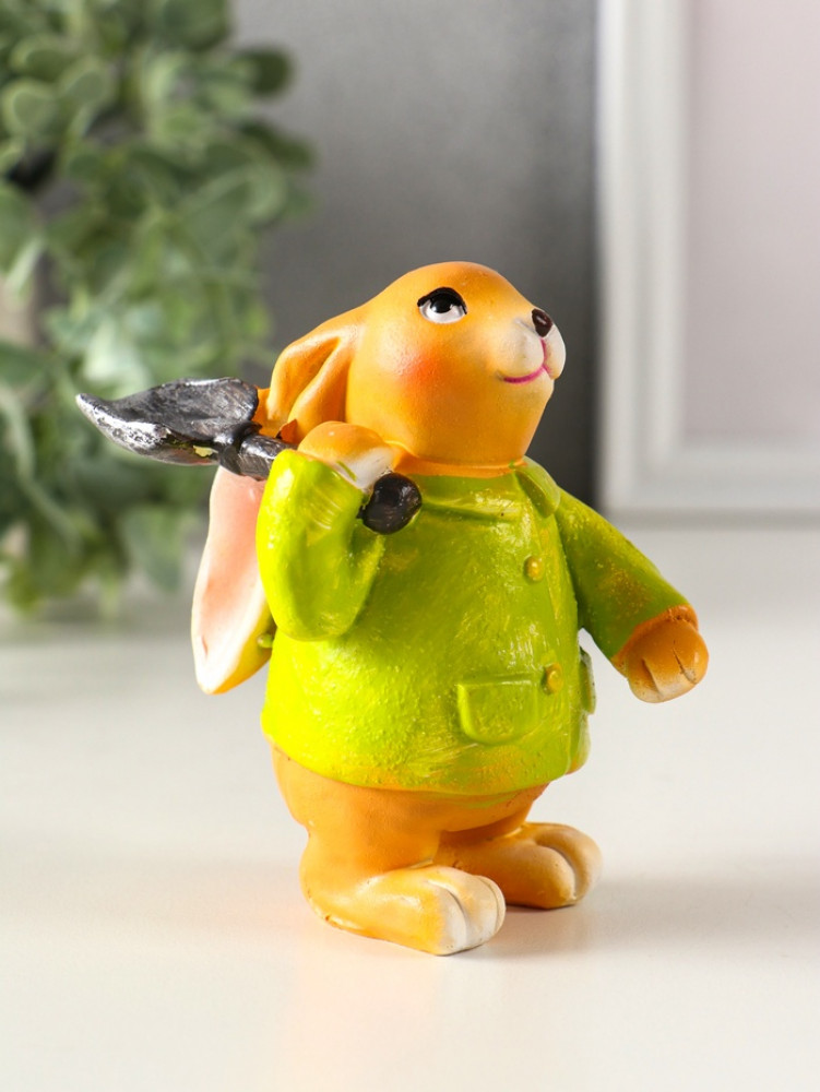 Фигурка «Зайчик с лопатой в зелёном пальто»