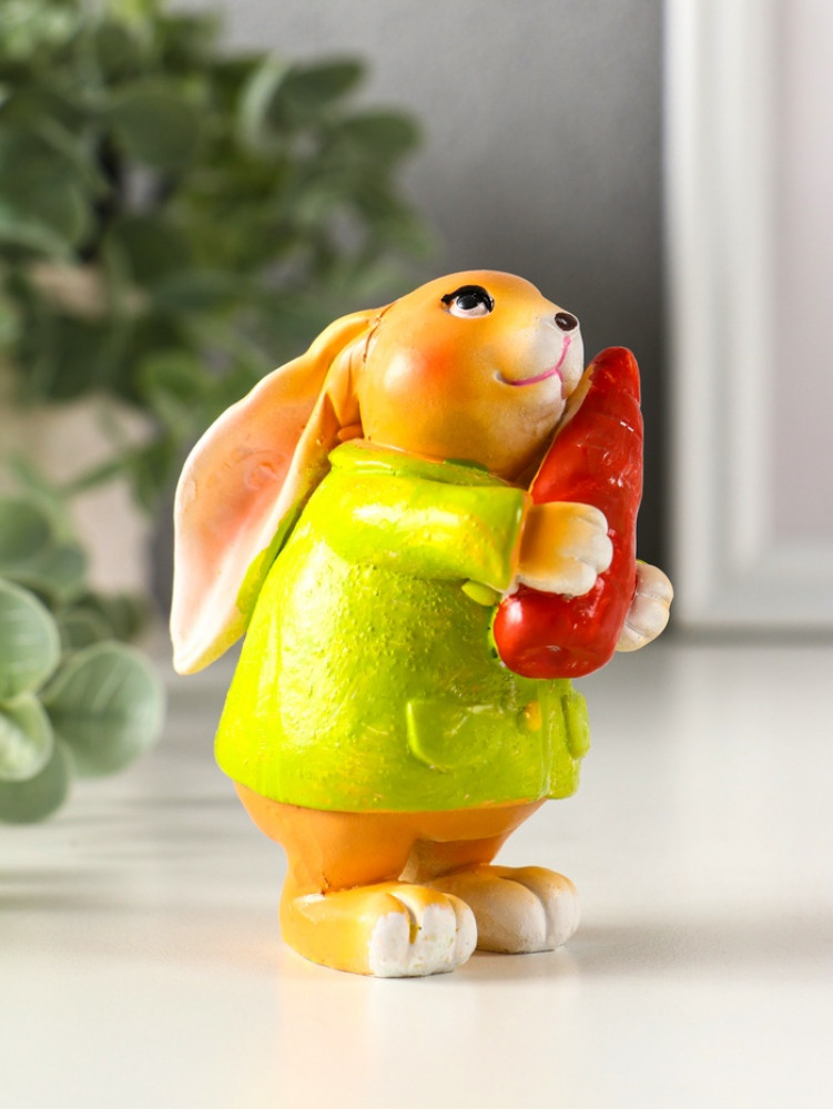 Фигурка «Зайчик с морковью в зелёном пальто»