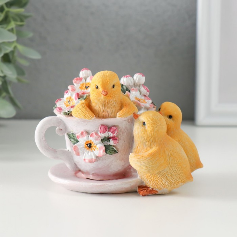 Фигурка «Цыплята с чашкой на блюдце с цветами»