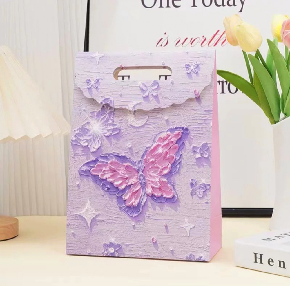 Подарочный картонный пакет с 3D-эффектом «Бабочка»