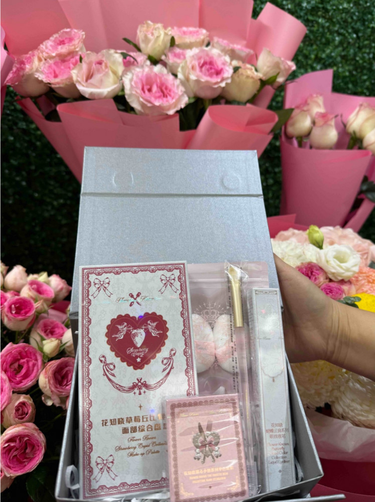 Набор декоративной косметики для женщин «Beauty» | Flower Knows