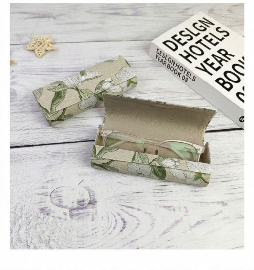 Футляр для очков с цветочным принтом на магнитном замке