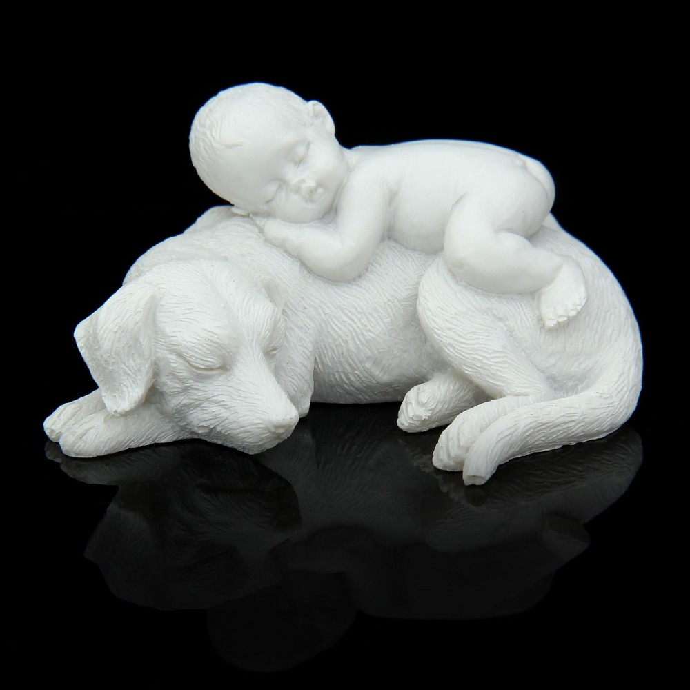 Сувенир «Малыш спит на собаке»