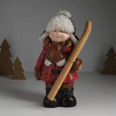 Фигурка «Малышка в красном пальто и шапке ушанке с лыжами» - Фото 1