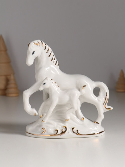 Фигурка «Лошадь с жеребёнком золотая грива»