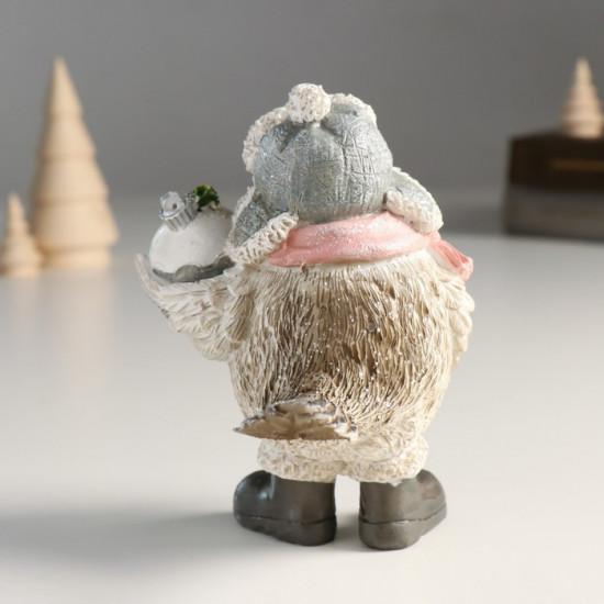 Фигурка «Воробышек в шапке-ушанке с новогодним шариком»