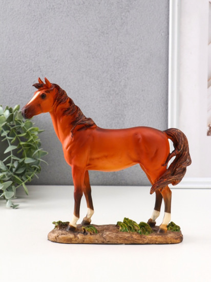 Фигурка «Гнедая лошадь в кузне»