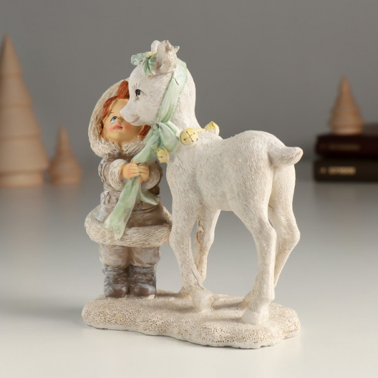 Фигурка «Малышка с белым оленёнком»