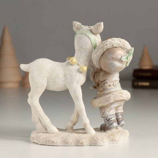 Фигурка «Малышка с белым оленёнком»