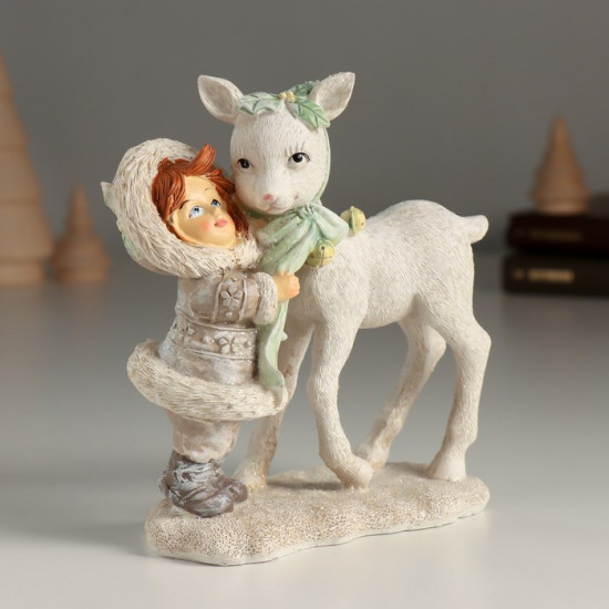 Фигурка «Малышка с белым оленёнком»