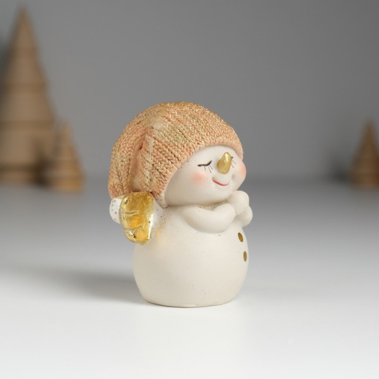 Фигурка «Снеговик в золотистом вязанном колпаке с крылышками»