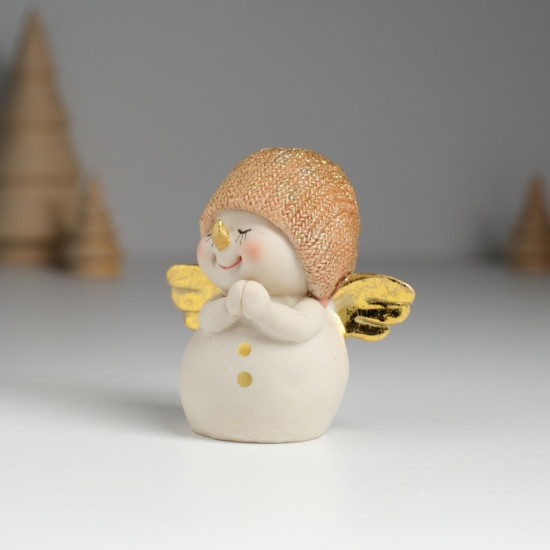 Фигурка «Снеговик в золотистом вязанном колпаке с крылышками»