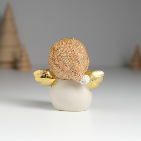 Фигурка «Снеговик в золотистом вязанном колпаке с крылышками»