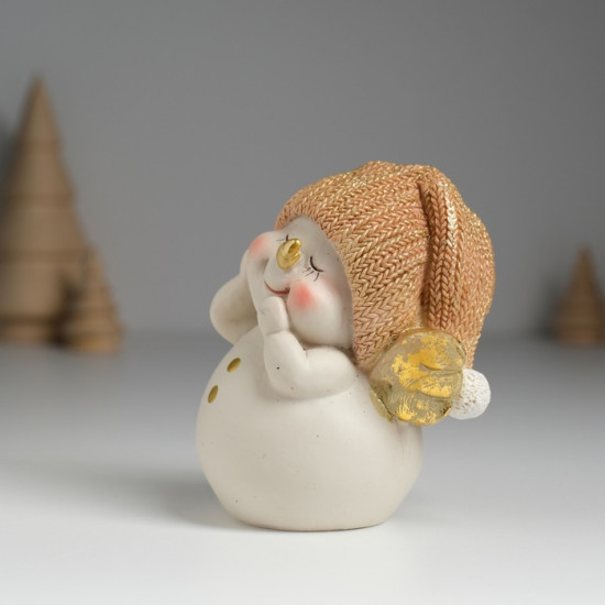 Фигурка «Снеговичок в золотистом вязанном колпаке с крылышками»