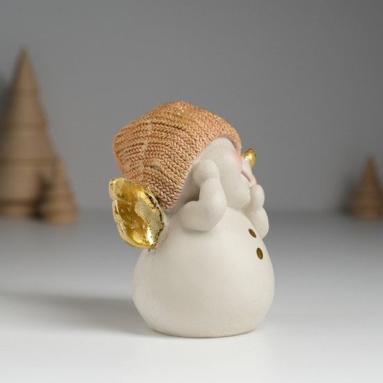 Фигурка «Снеговичок в золотистом вязанном колпаке с крылышками»