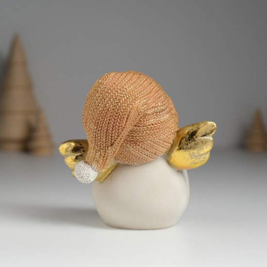 Фигурка «Снеговичок в золотистом вязанном колпаке с крылышками»