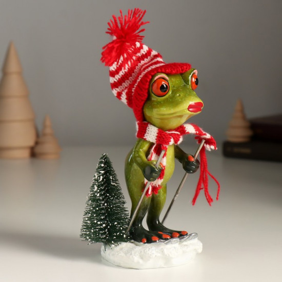 Фигурка «Лягуха в шапочке и шарфике на лыжах»