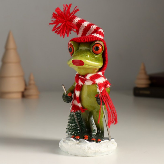 Фигурка «Лягуха в шапочке и шарфике на лыжах»