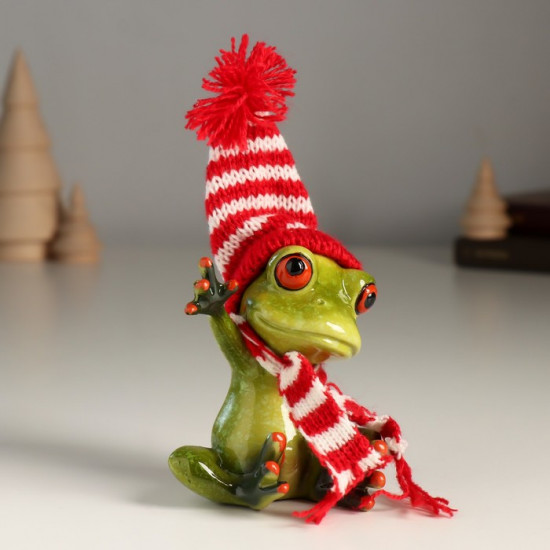 Фигурка «Лягуха в шапочке и шарфике приветствует»