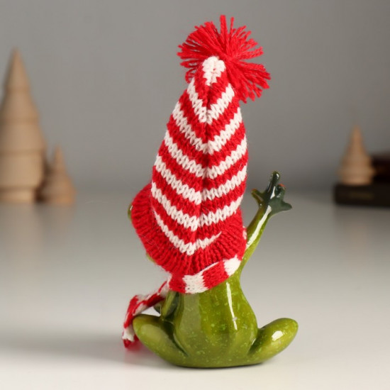 Фигурка «Лягуха в шапочке и шарфике приветствует»