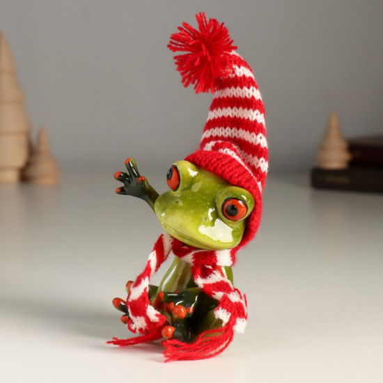 Фигурка «Лягуха в шапочке и шарфике приветствует»