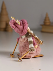 Кукла интерьерная текстильная «Малышка в платье зефирки, на лыжах» - Фото 1