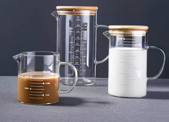 Стеклянный мерный стакан с бамбуковой крышкой