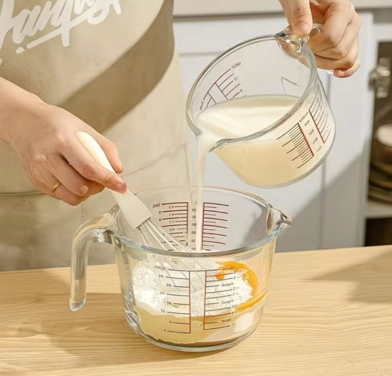 Стеклянный мерный стакан с ручкой и носиком