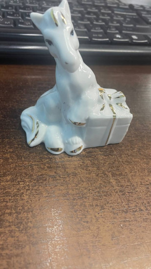 Фигурка декоративная «Лошадь с подарком»