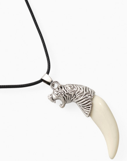 Кулон на шнурке «Клык тигра»