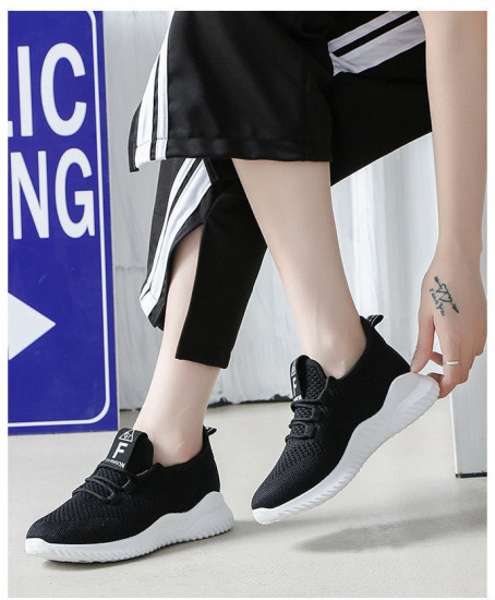 Кроссовки женские