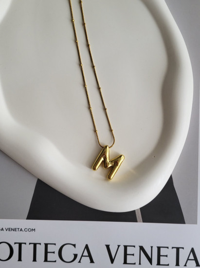 Колье с подвеской «М»