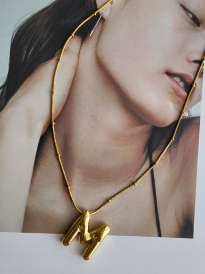 Колье с подвеской «М»