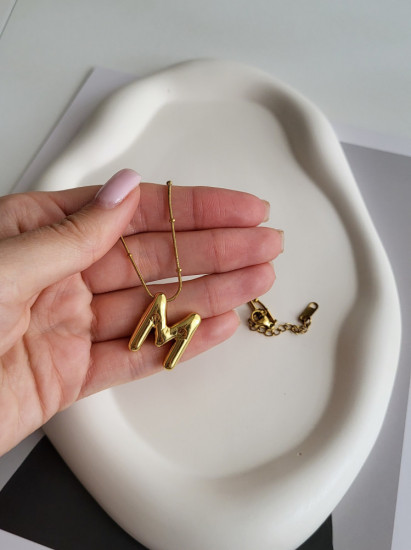 Колье с подвеской «М»