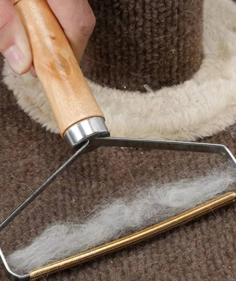 Щетка-скребок для чистки шерсти и волос