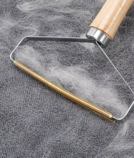 Щетка-скребок для чистки шерсти и волос