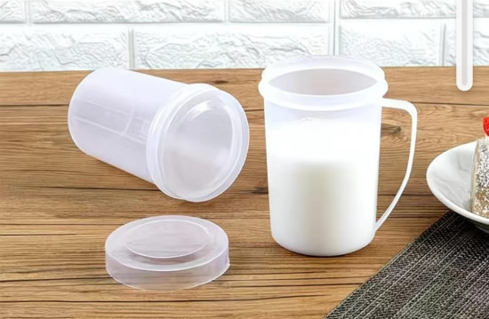 Мерный стакан с крышкой и ручкой