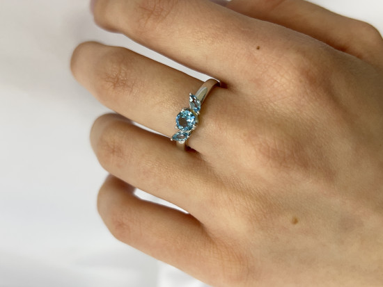 Кольцо из серебра с топазами