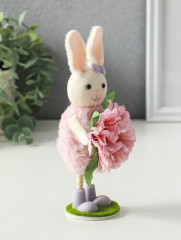 Фигурка пасхальная «Зайка в платьице с бутоном пиона в лапках» - Фото 1