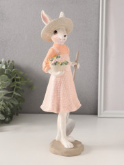 «Зайка в сарафане и шляпке, с лопатой и цветами в горшке» - Фото 1