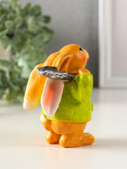 Фигурка «Зайчик с лопатой в зелёном пальто» - Фото 1