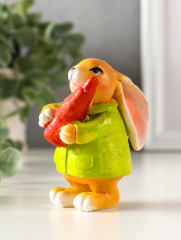 Фигурка «Зайчик с морковью в зелёном пальто» - Фото 3